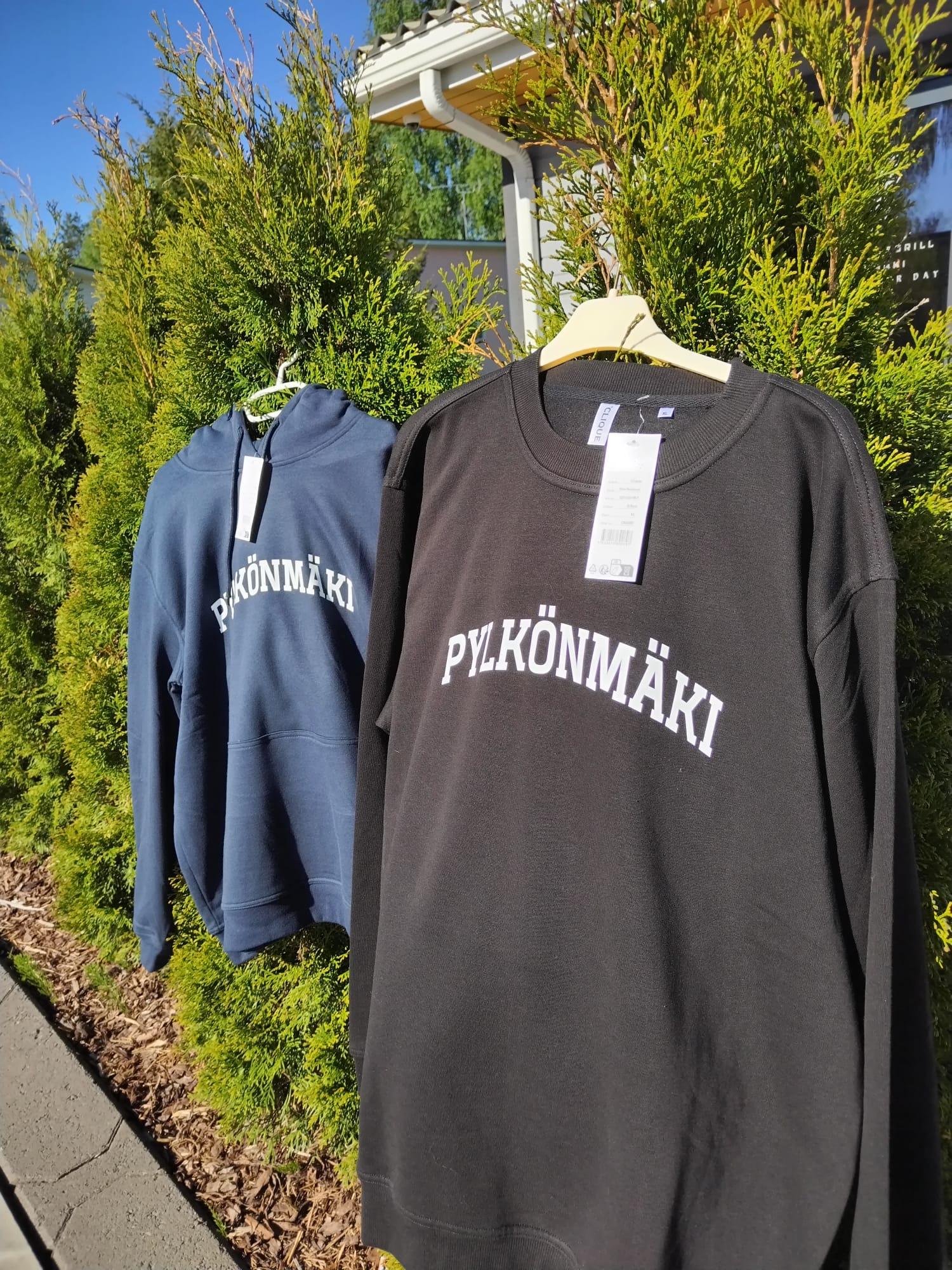 COLLEGEPAITA/HUPPARI Hinta: 49€ 
Koot: M-3XL
Värit: musta ja navy