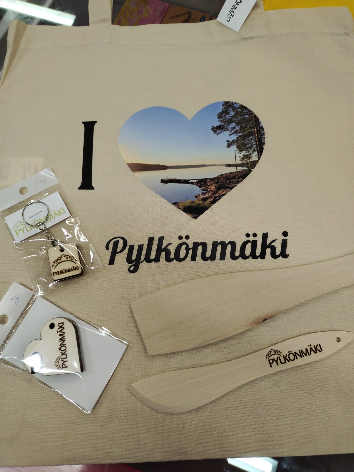 PUULASTA Hinta: 3,50€ AVAIMENPERÄ Hinta: 3,50€ PATAVAHTI Hinta: 2€ VOIVEITSI Hinta: 2,50€